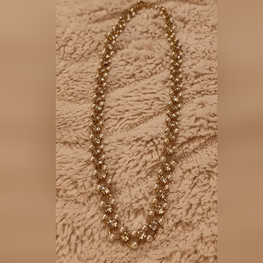 Elegant Gold and Pearl Necklace